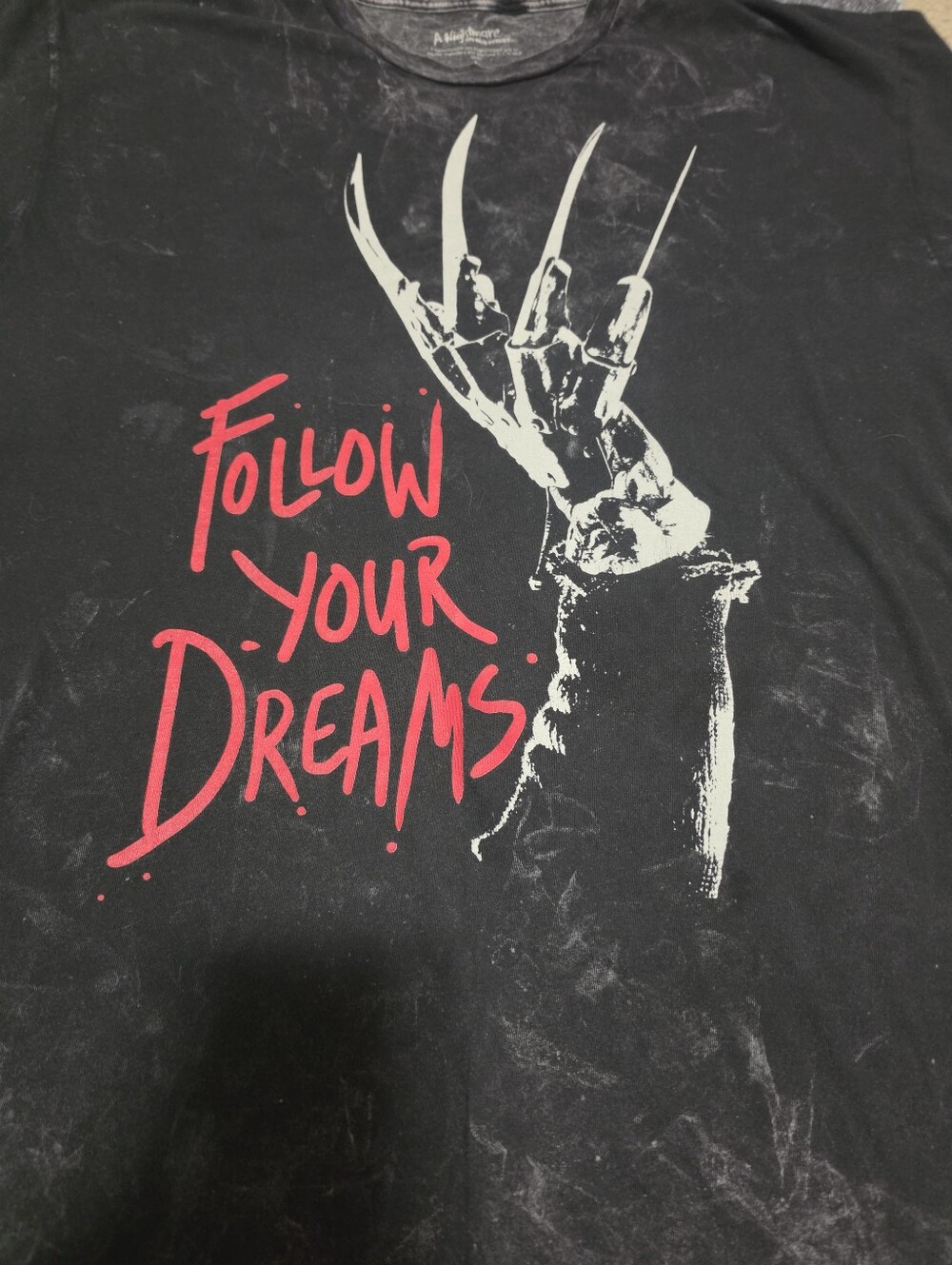 Follow Your Dreams Graphic T-Shirt - Black with Red Print Preloved